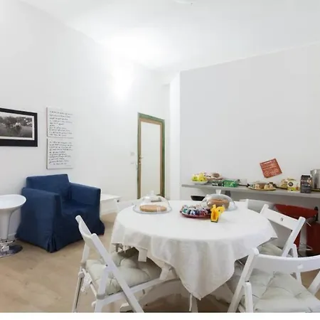 Elegant With Private Bathroom Проживание в семье Рим